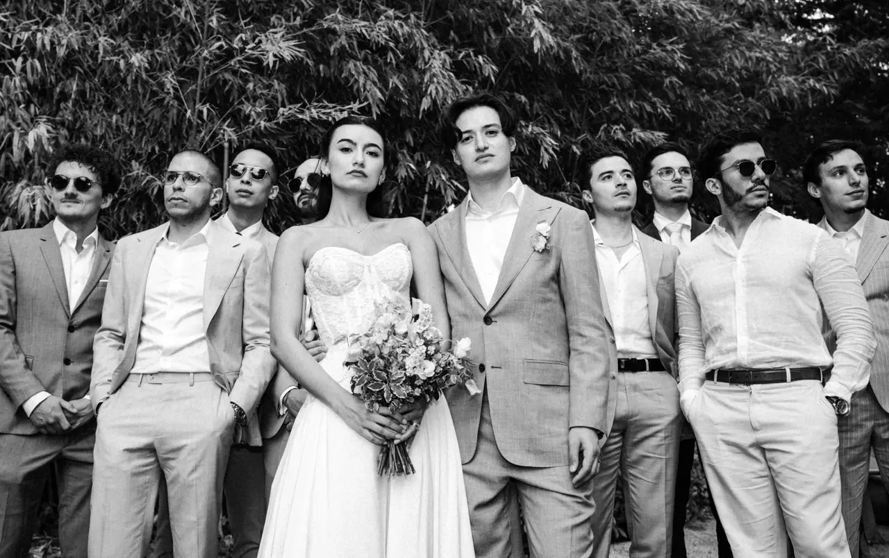 Mariés, garçons et filles d'honneur pour cérémonie de mariage dans le sud de la france