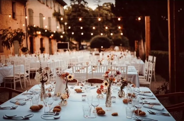 Diner de mariage personnalisé, en plein air avec traiteur