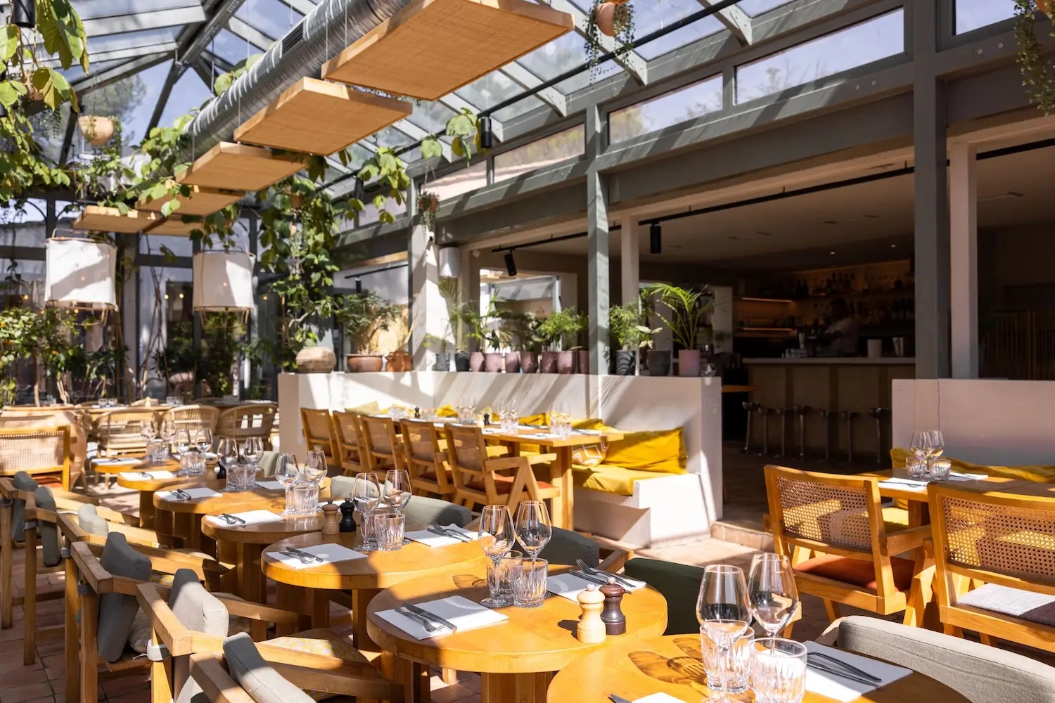 Restaurant lumineux sous la verrière du Domaine Gao d'Aix