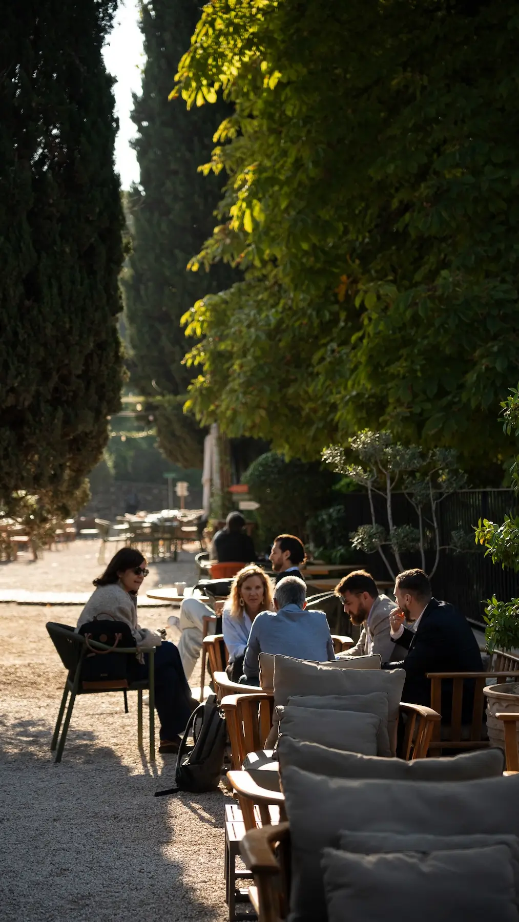Pause café en équipe, terrasse extérieure, vue sur Parc verdoyant et piscine