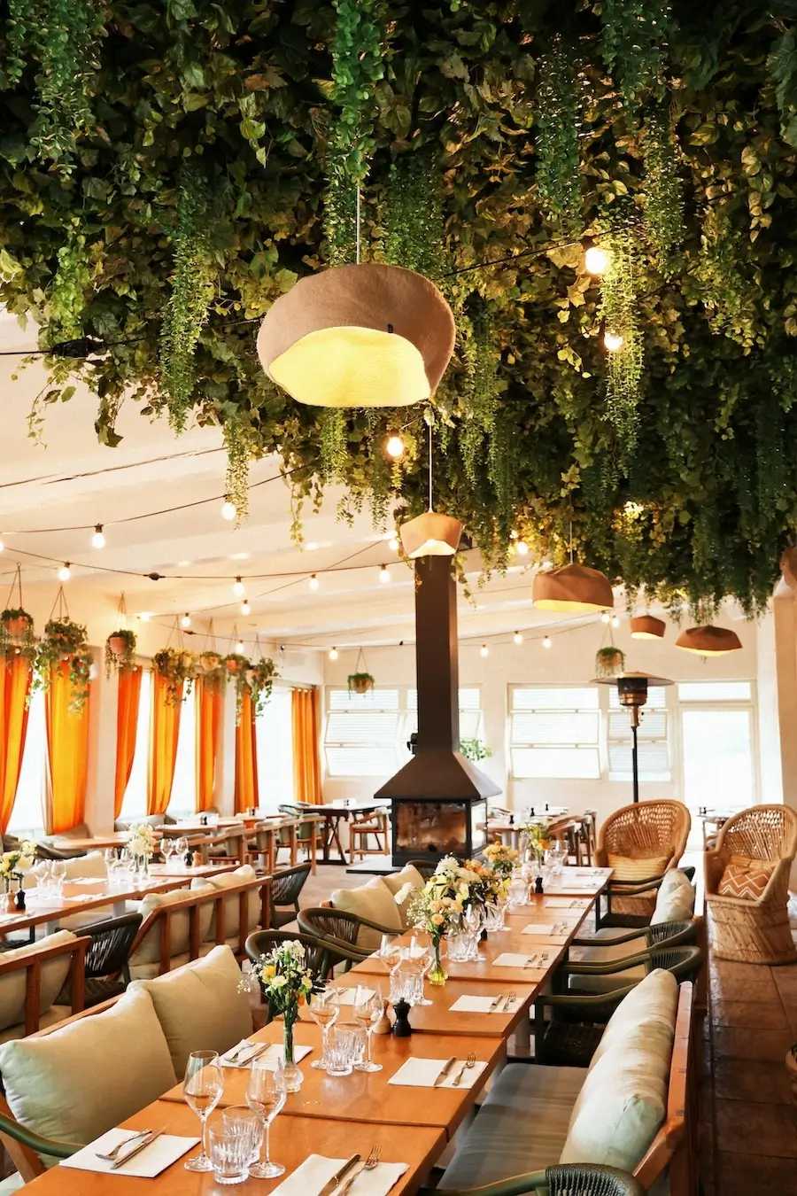Salle de reception Aix en provence, cheminée à bois, vue sur la nature