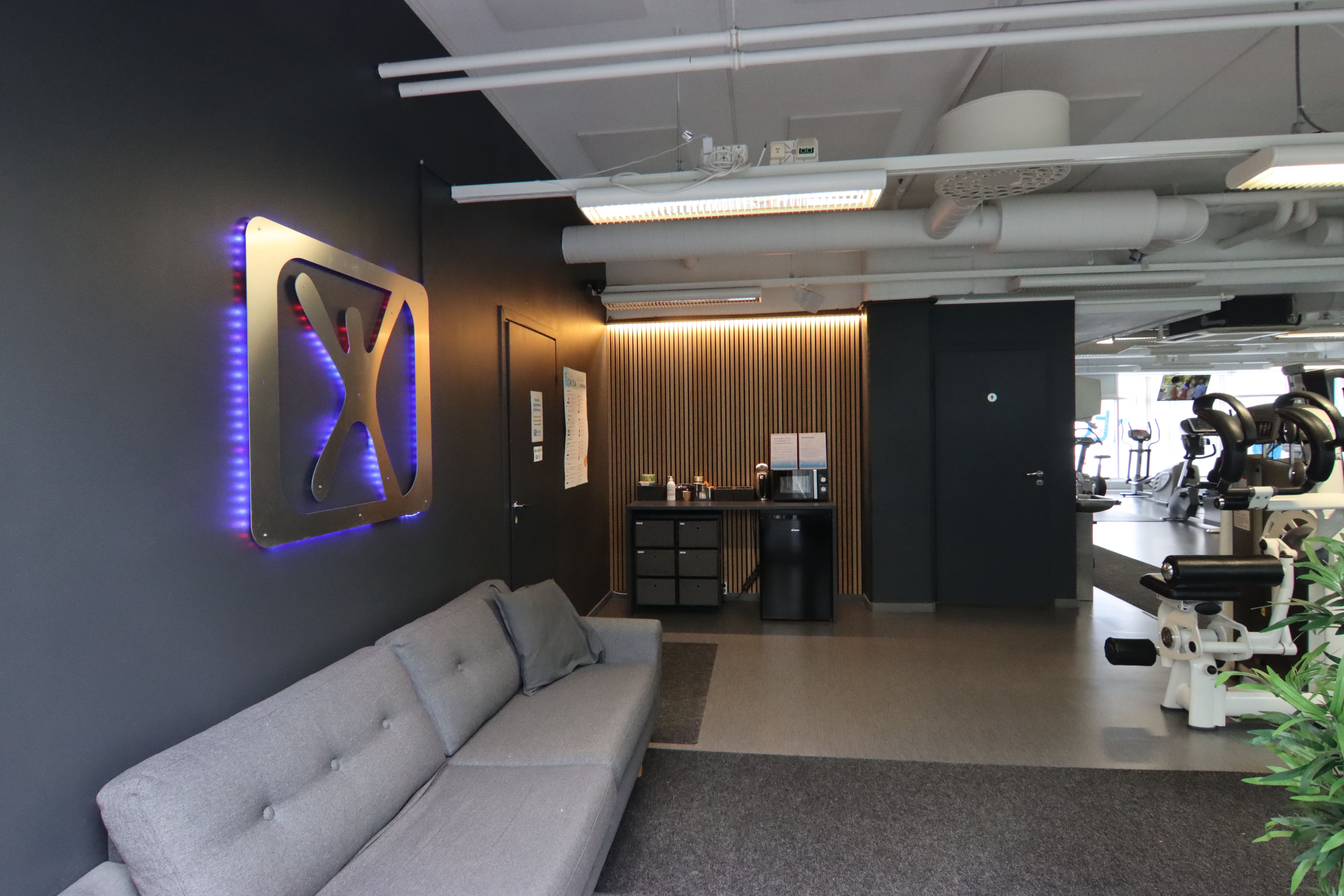 Enjoy live music and performances at Torikeskus Kuva. We host local musicians and theater groups, providing a platform for artistic expression.