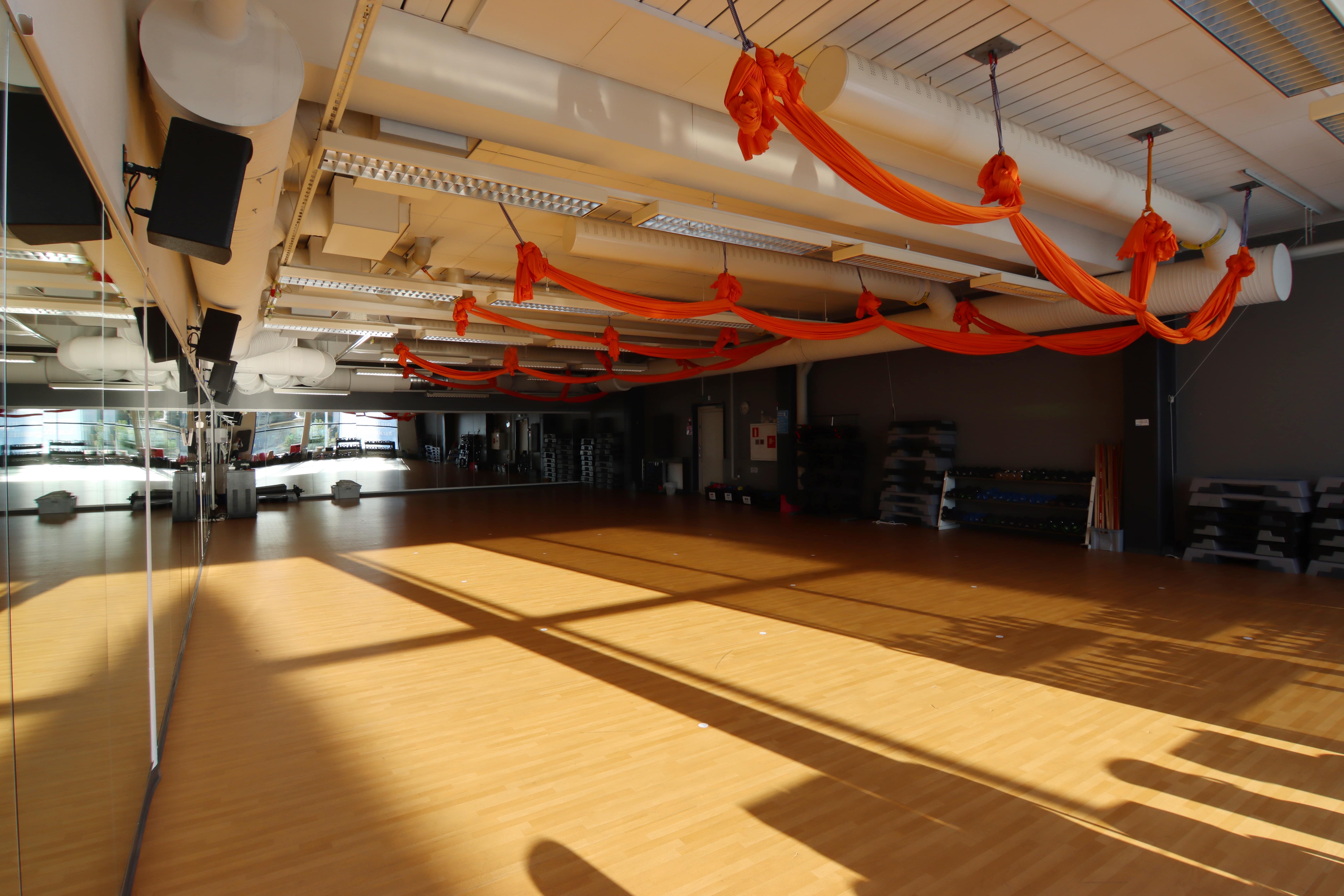 Explore the world of fashion through Seppälä Kuva's lens, capturing style and elegance in every shot.