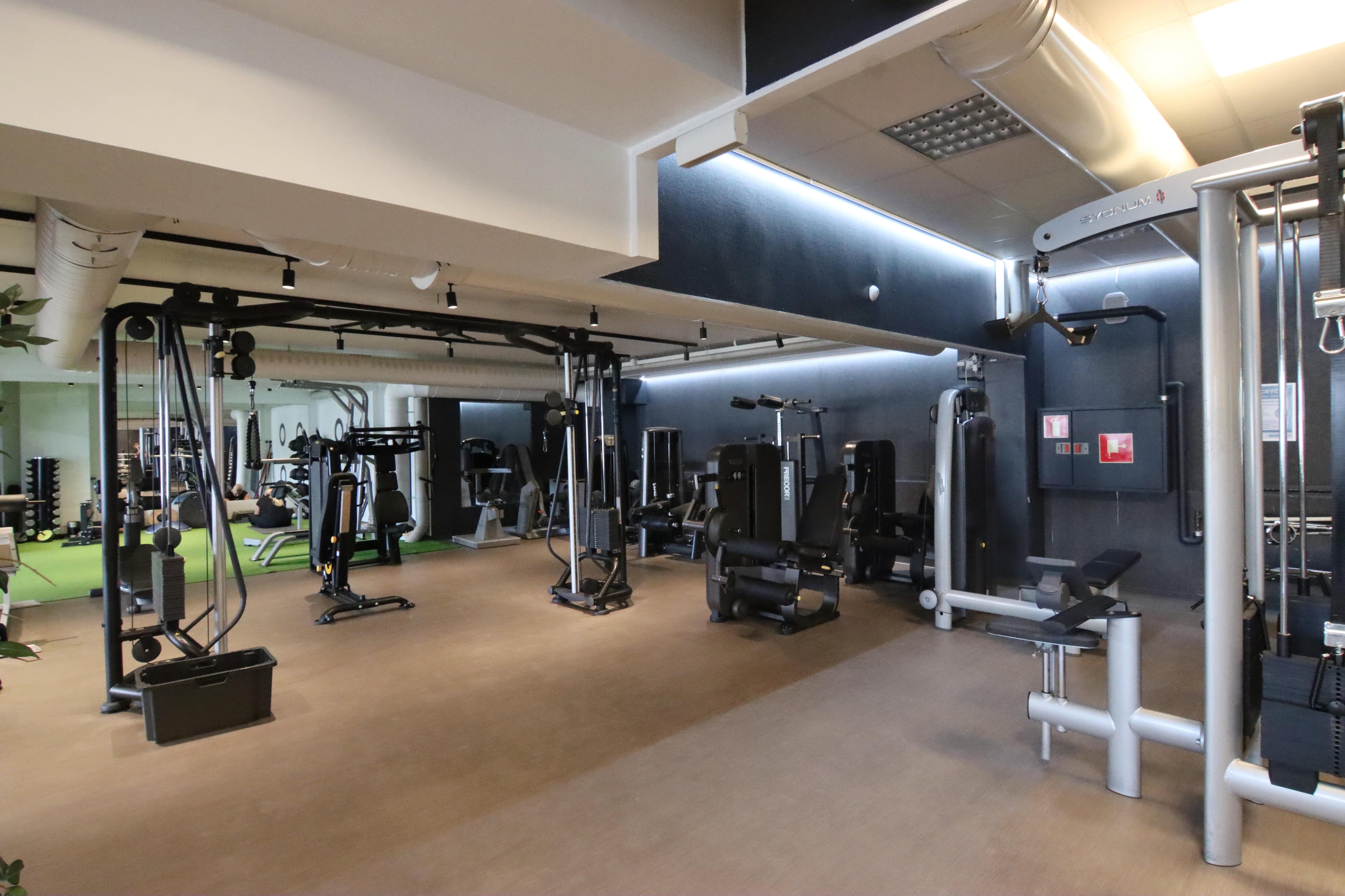 Celebrate family connections with Seppälä Kuva's heartwarming family portrait photography.