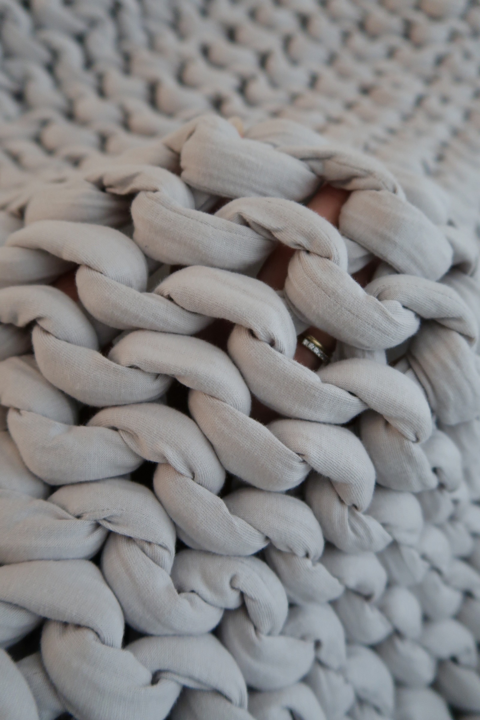 Close-up of the Bearaby Cotton Napper’s chunky knit organic cotton weave.