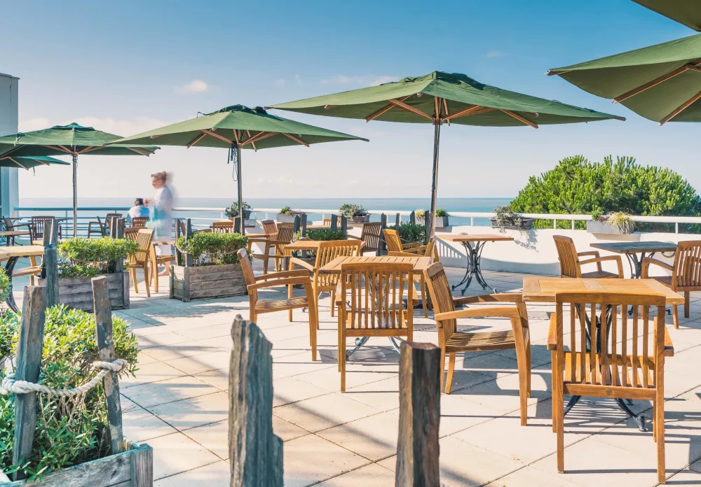 Terrasse du restaurant face à l'océan, Alliance Pornic