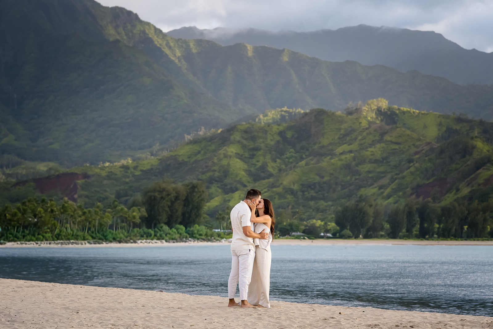 kauai engagement photoshoot kiss