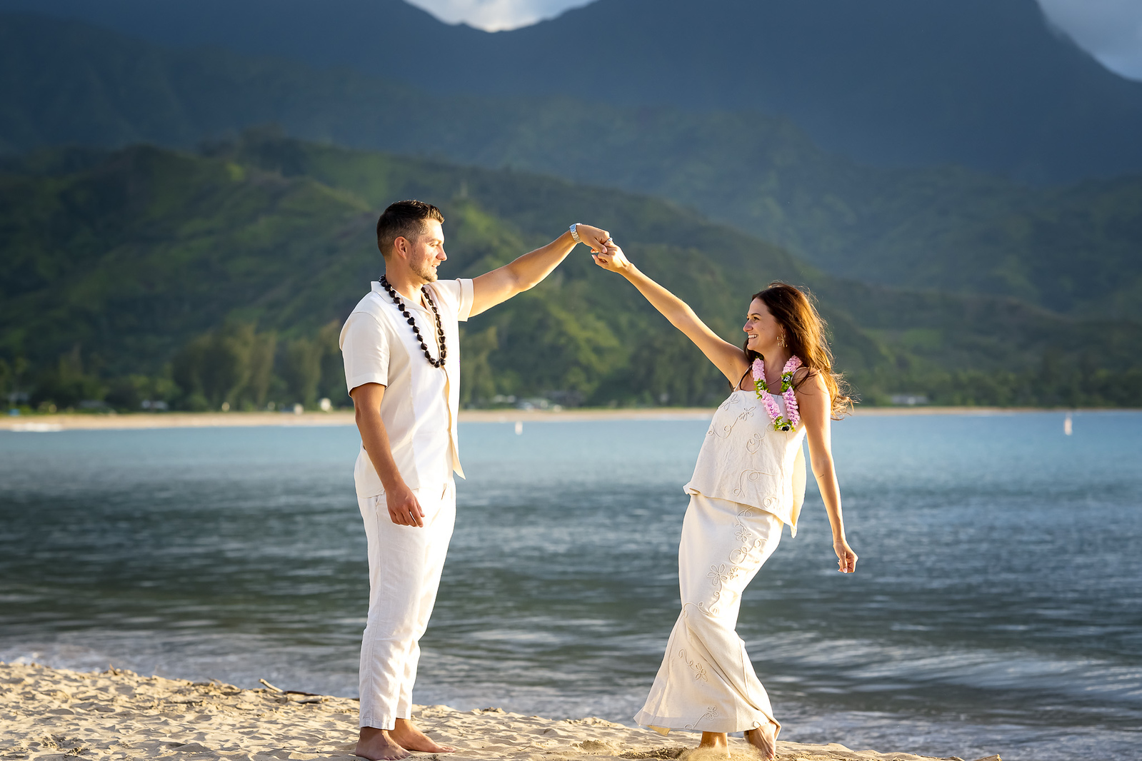 couple dancing on the beach in kauai