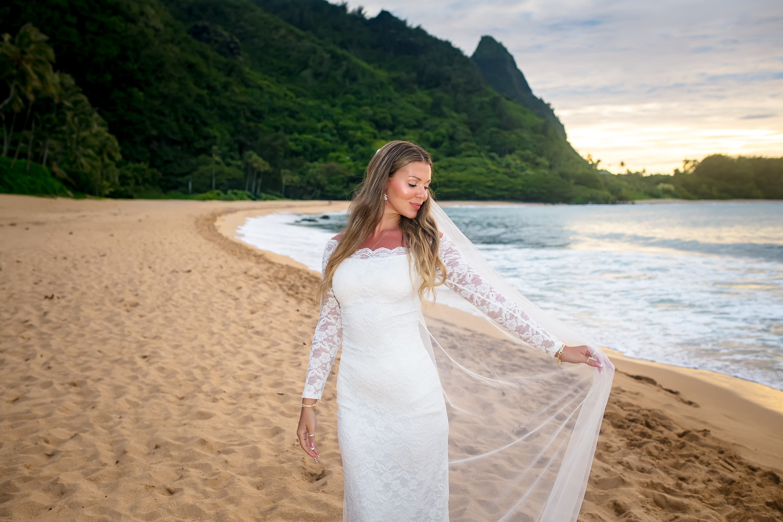 bridal photograph at tunnels beach kauai