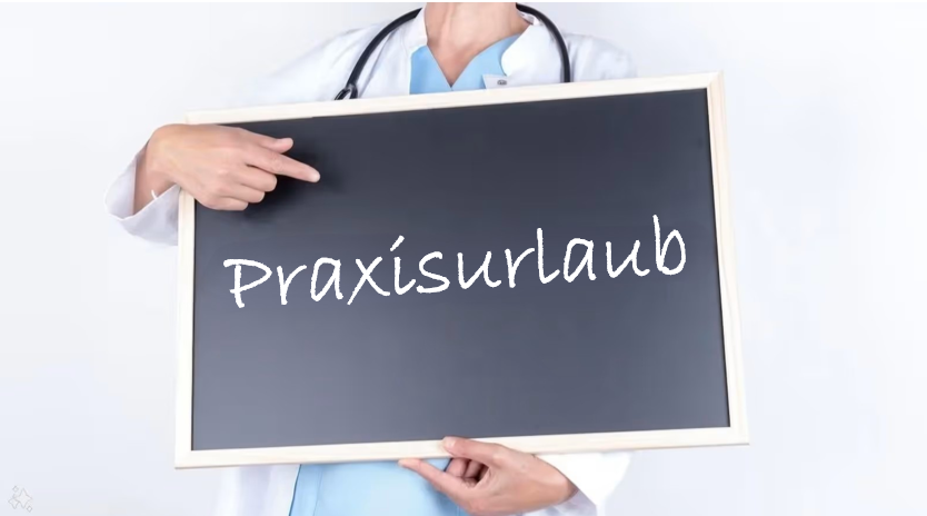 Ärztin mit Kreidetafel mit der Aufschrift „Praxisurlaub”