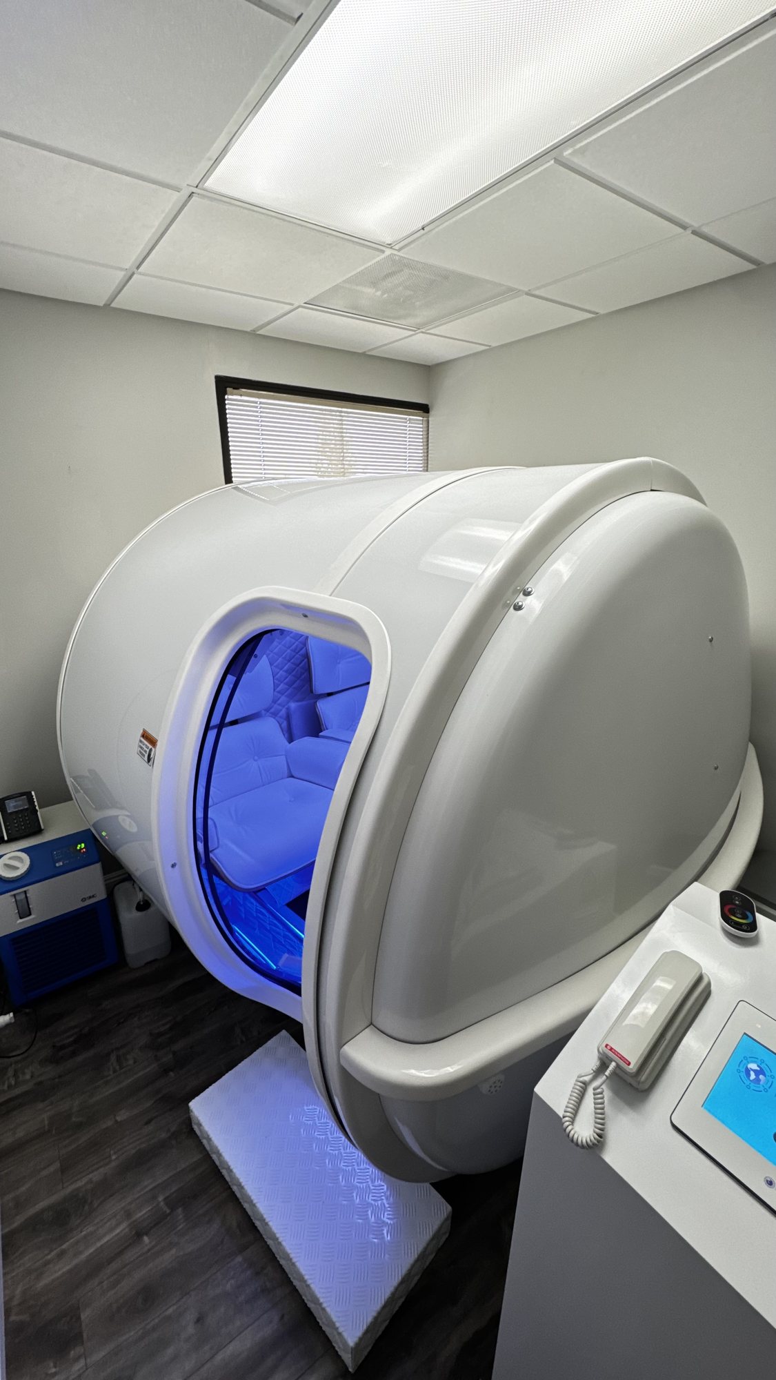 Hard-shell OxyHelp hyperbaric oxygen chamber at BodyPro Chiropractic & Sports Medicine, Los Angeles