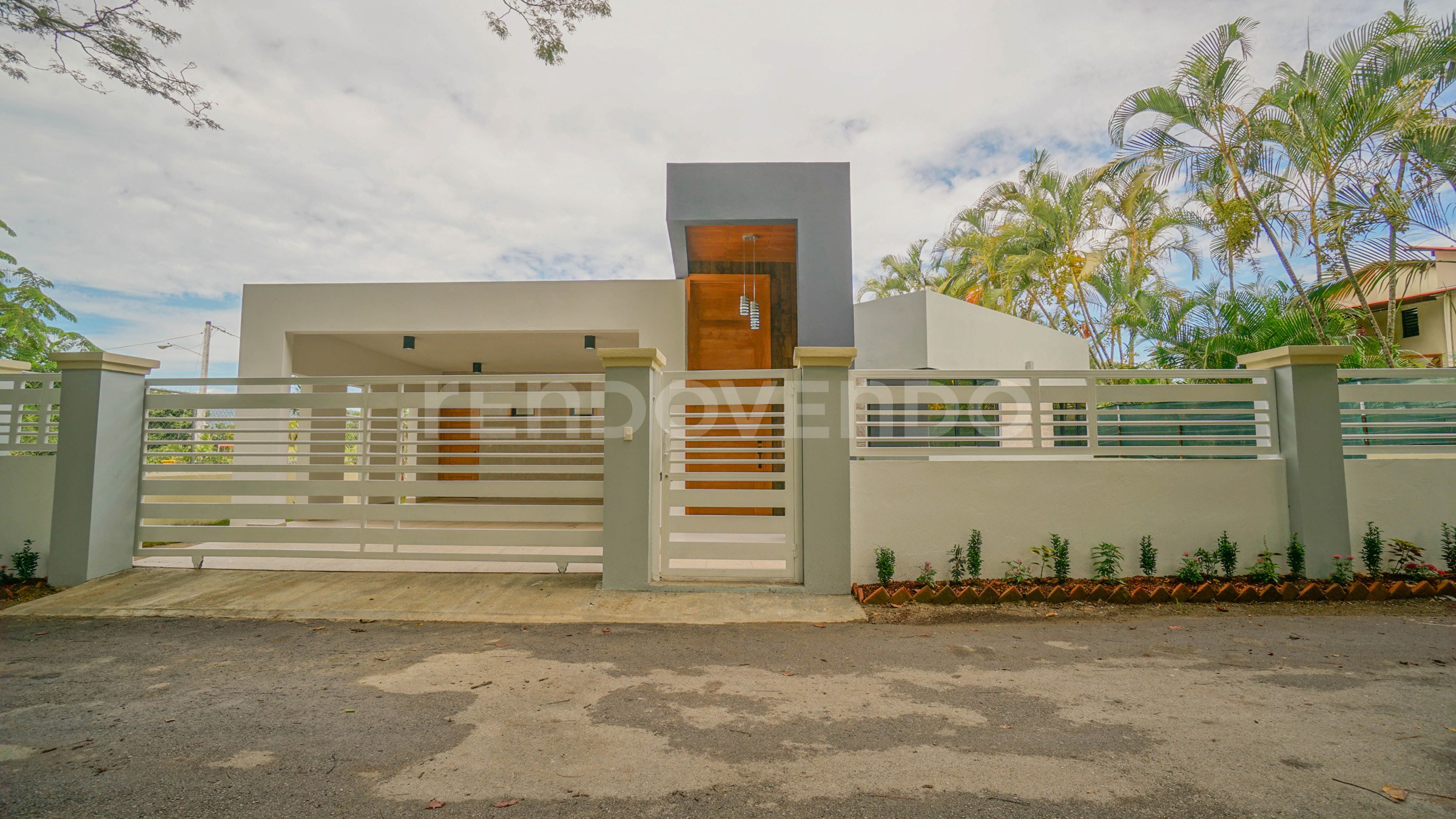 Una casa moderna recién construida en una zona tranquila y próxima al centro del pueblo.