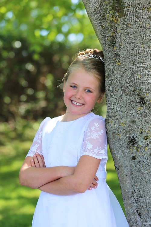 Communiongirl leaning on a tree by Jenny Callanan Photography
