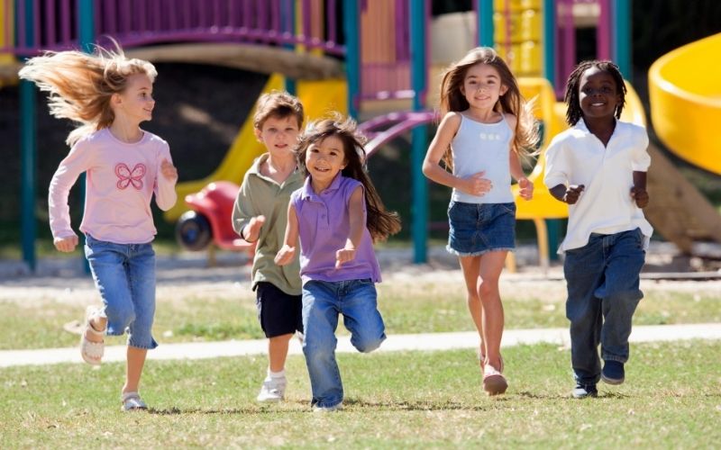 a group of kids running