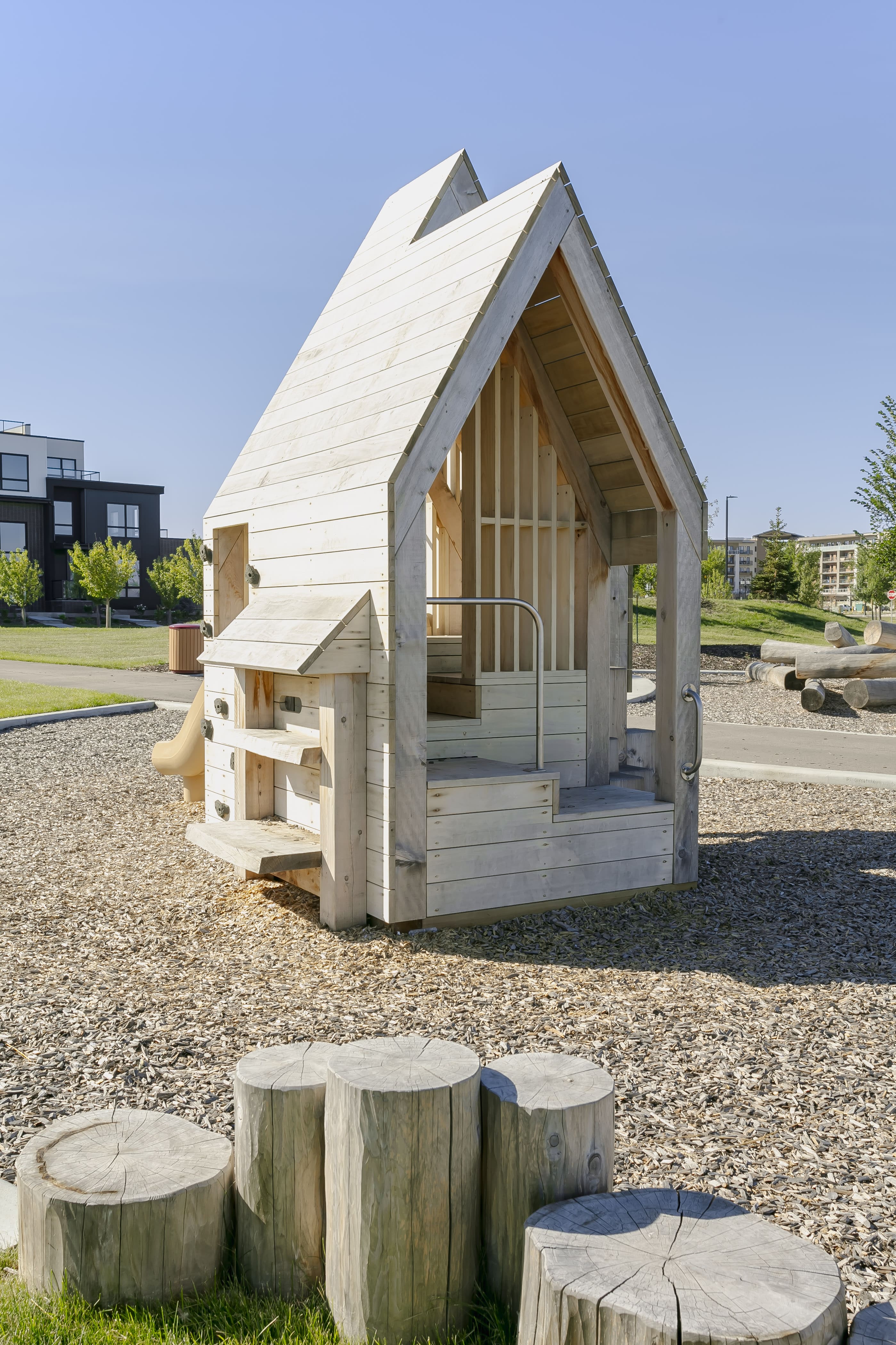Rondeau Park playground in Edmonton, AB - community playground space