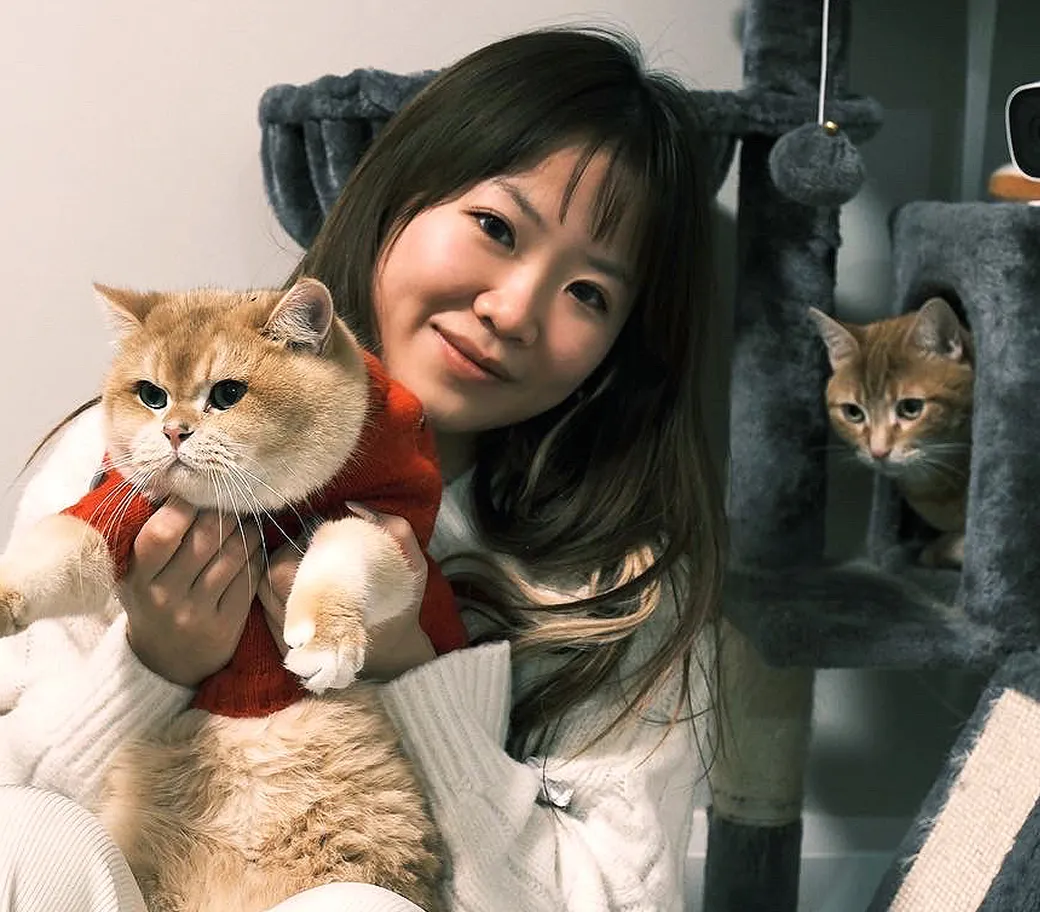 Goldenbean & Ebby the cats posing with mom.