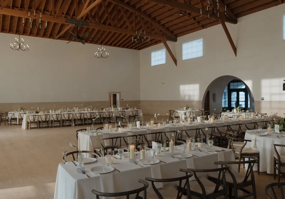White floral details top reception tables at Grand Gimeno.