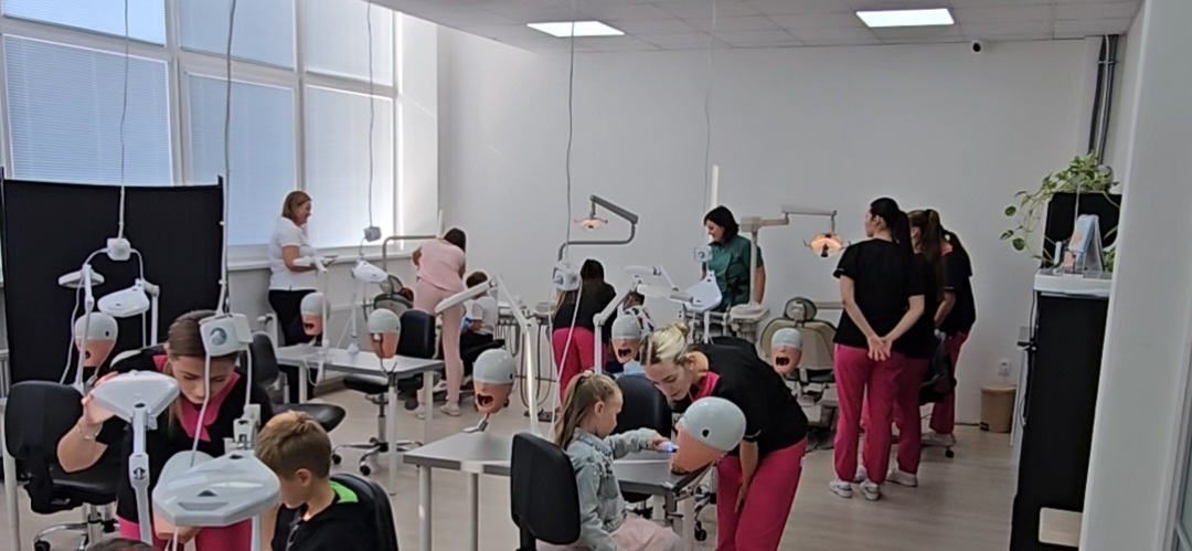 Deti spoznávajú prostredie dentálnej hygieny pri praktických ukážkach
