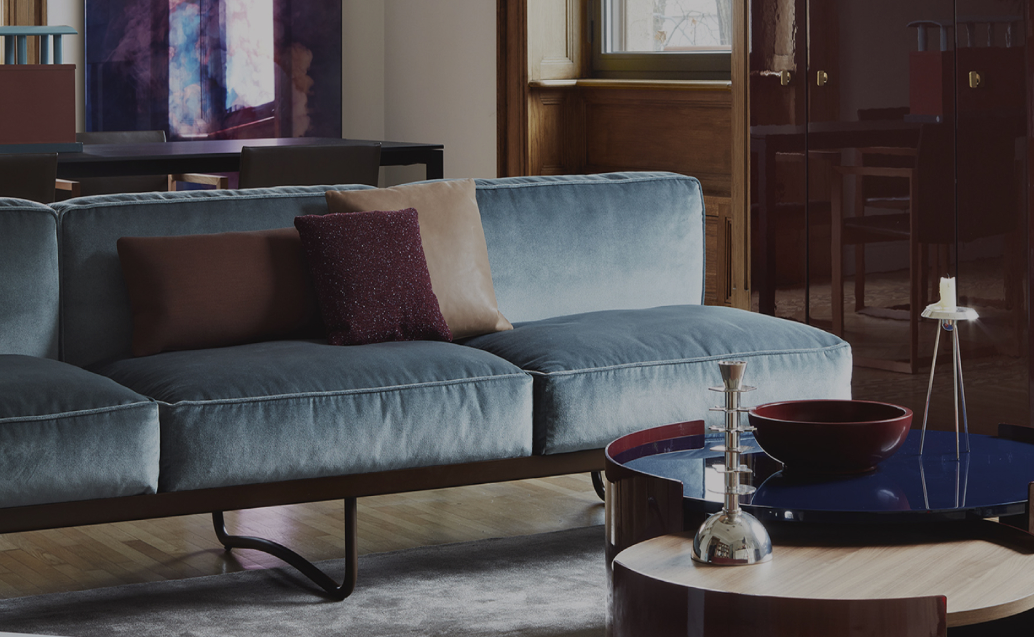 Canapé 5 Appartement de Cassina en velours bleu, dans un intérieur boisé