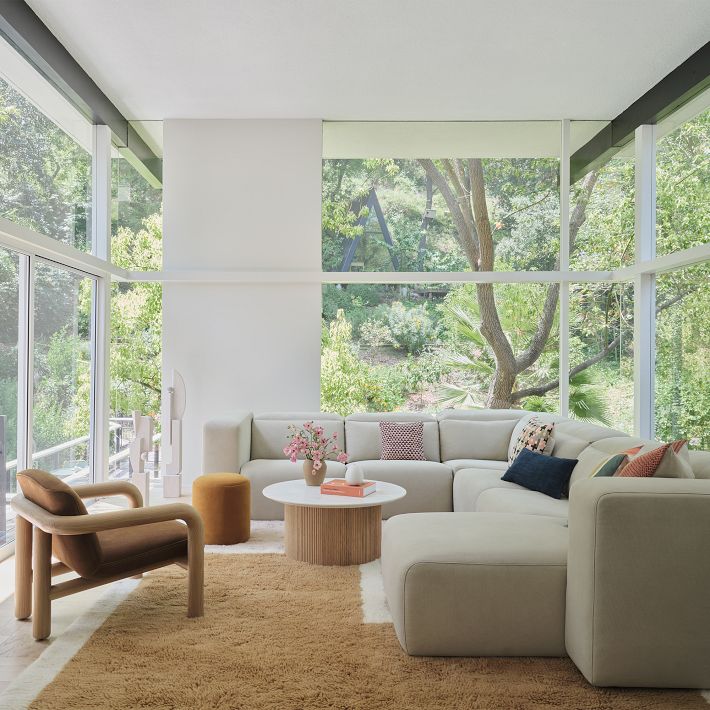 canapé assise coulissante beige dans un salon lumineux