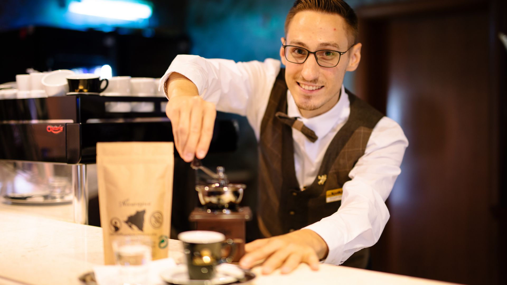barman pripravujúci kávu hotel Kaskady