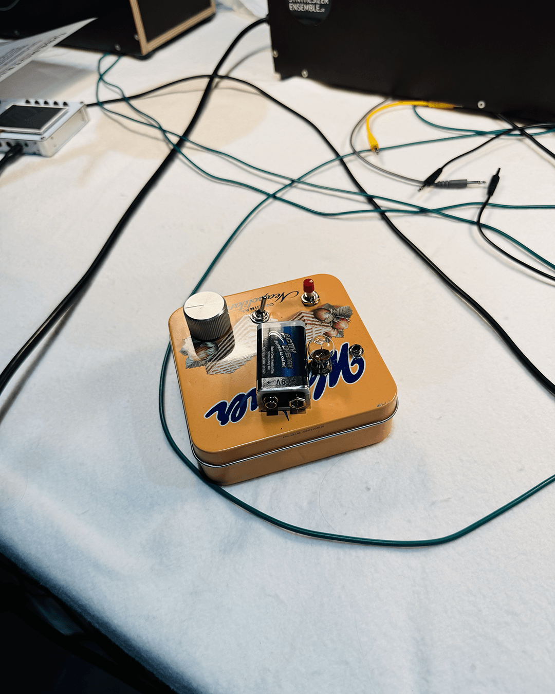Ein Mini-Modular mit einer Batterie auf einem Tisch