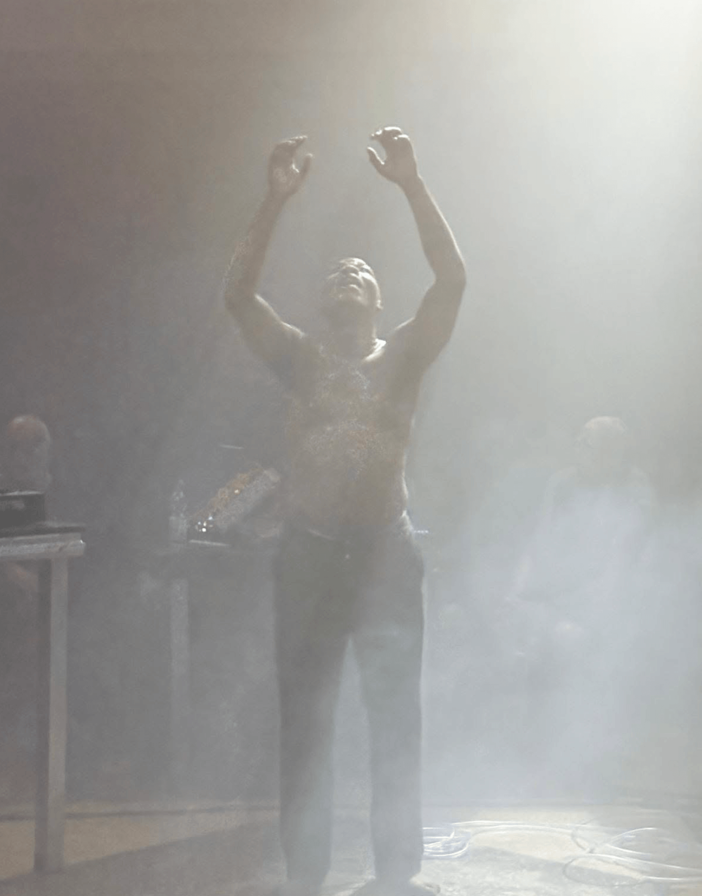 Performer in einem Raum mit Licht und Rauch