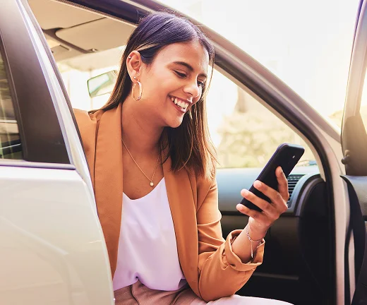 Plataforma de campanhas ClubPetro - Aumento de ticket médio - Cliente feliz com celular na mão