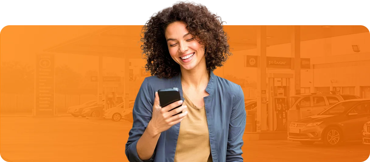 Cliente final utilizando smartphone e sorrindo com os beneficios do Fidelicash