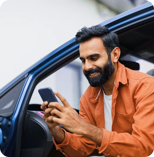 Cliente feliz recebendo mensagem de campanha no WhatsApp através da Plataforma de Campanhas ClubPetro