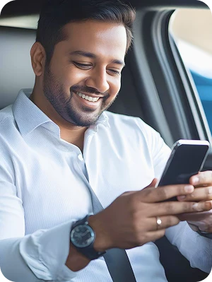 Cliente feliz recebendo mensagem de campanha no WhatsApp através da Plataforma de Campanhas ClubPetro