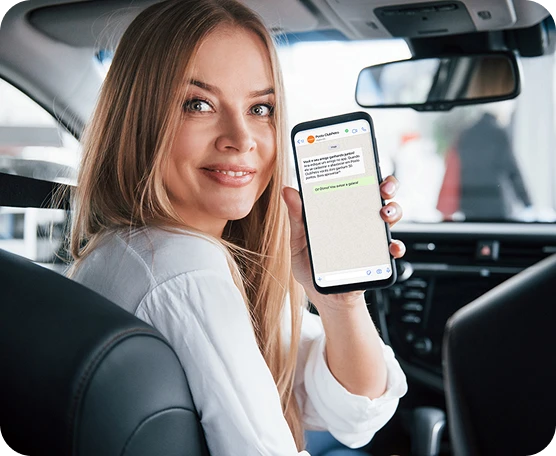 Cliente feliz recebendo campanha de whatsapp