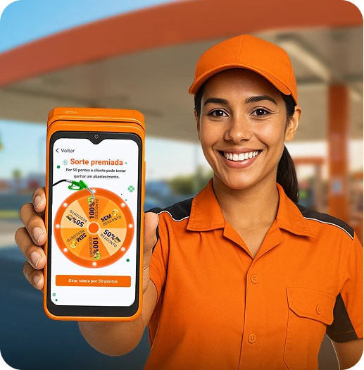 Frentista mostrando maquininha de cartão com a Roleta Premiada ClubPetro