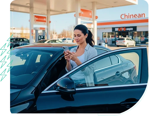 Cliente em um posto de combustivel olhando para o celular