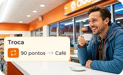 cliente feliz na conveniencia do posto tomando um café que trocou por pontos de fidelidade