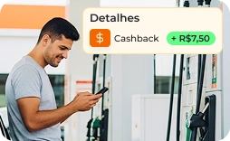 cliente no posto de combustivel feliz olhando para o celular com mensagem a direito de cashback
