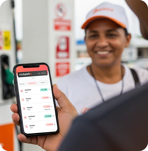Cliente segurando celular com app Aditiva aberto na lista de compras e Cashback