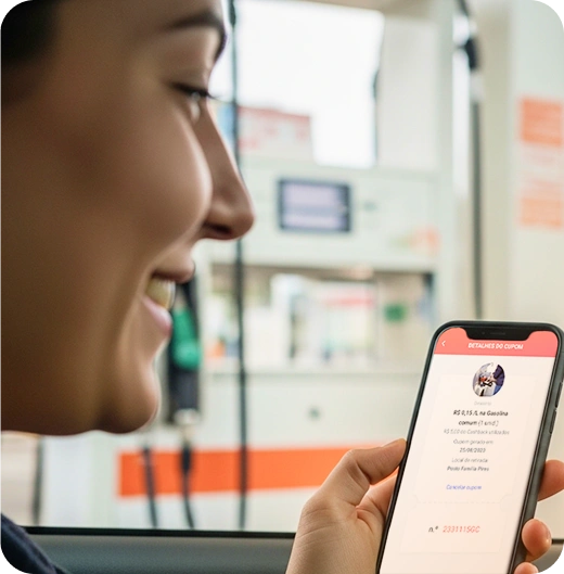 Cliente feliz conferindo desconto no app. clubpetro módulo desconto