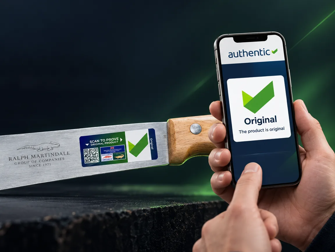 Eine Machete mit dem authentic Code auf der Klinge, auf einem Smartphone als Original verifiziert