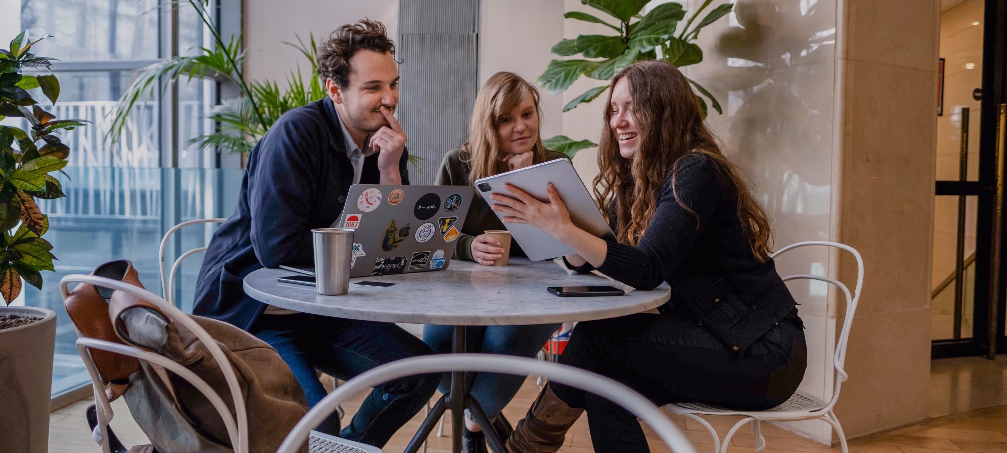 Collaborateurs de Dernier Cri écheangeant autour d'idées