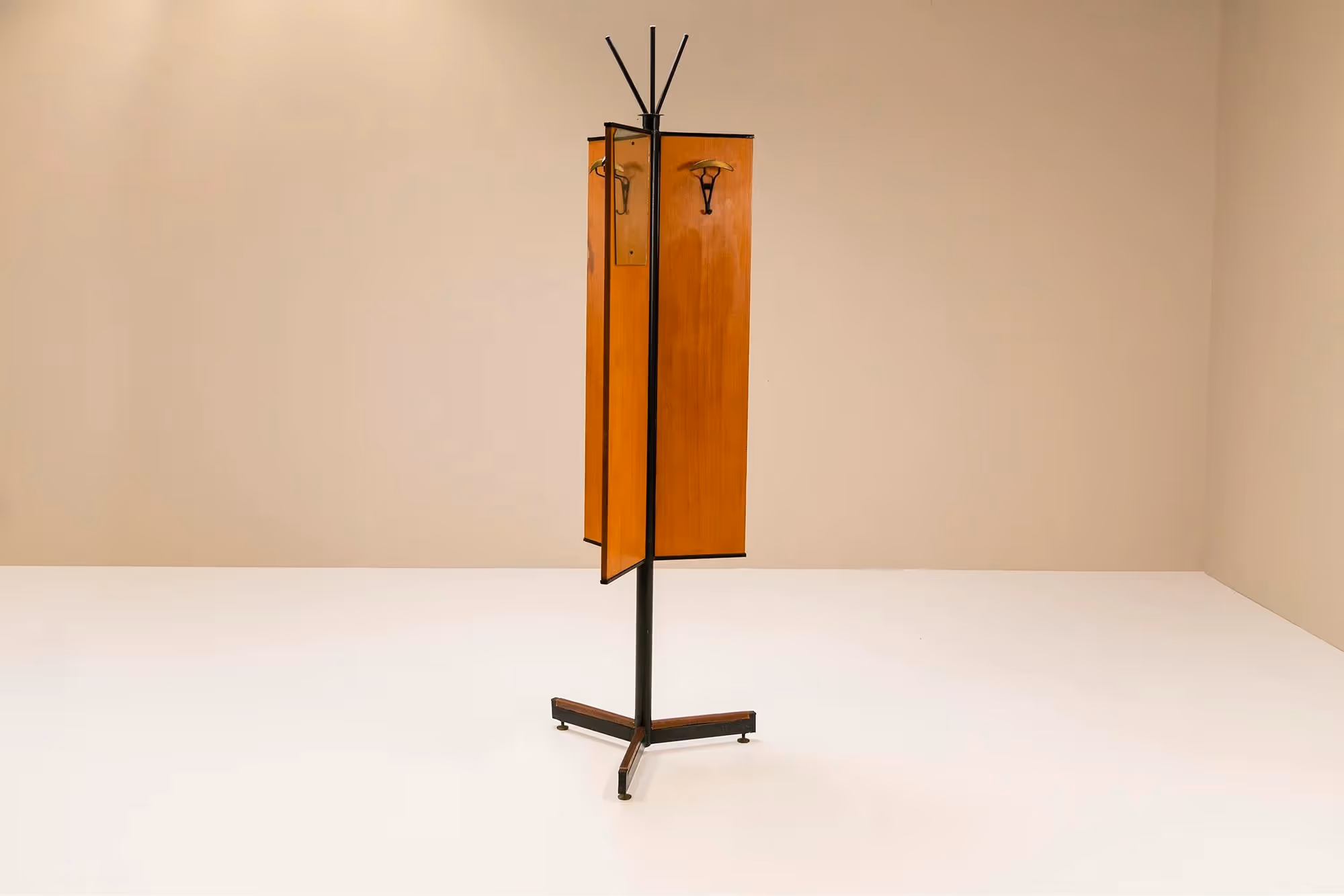 Decorative Coat Rack in Stained Metal and Teak in The Style of Gio Ponti, Italy 1960sDecorative Coat Rack in Stained Metal and Teak in The Style of Gio Ponti, Italy 1960s