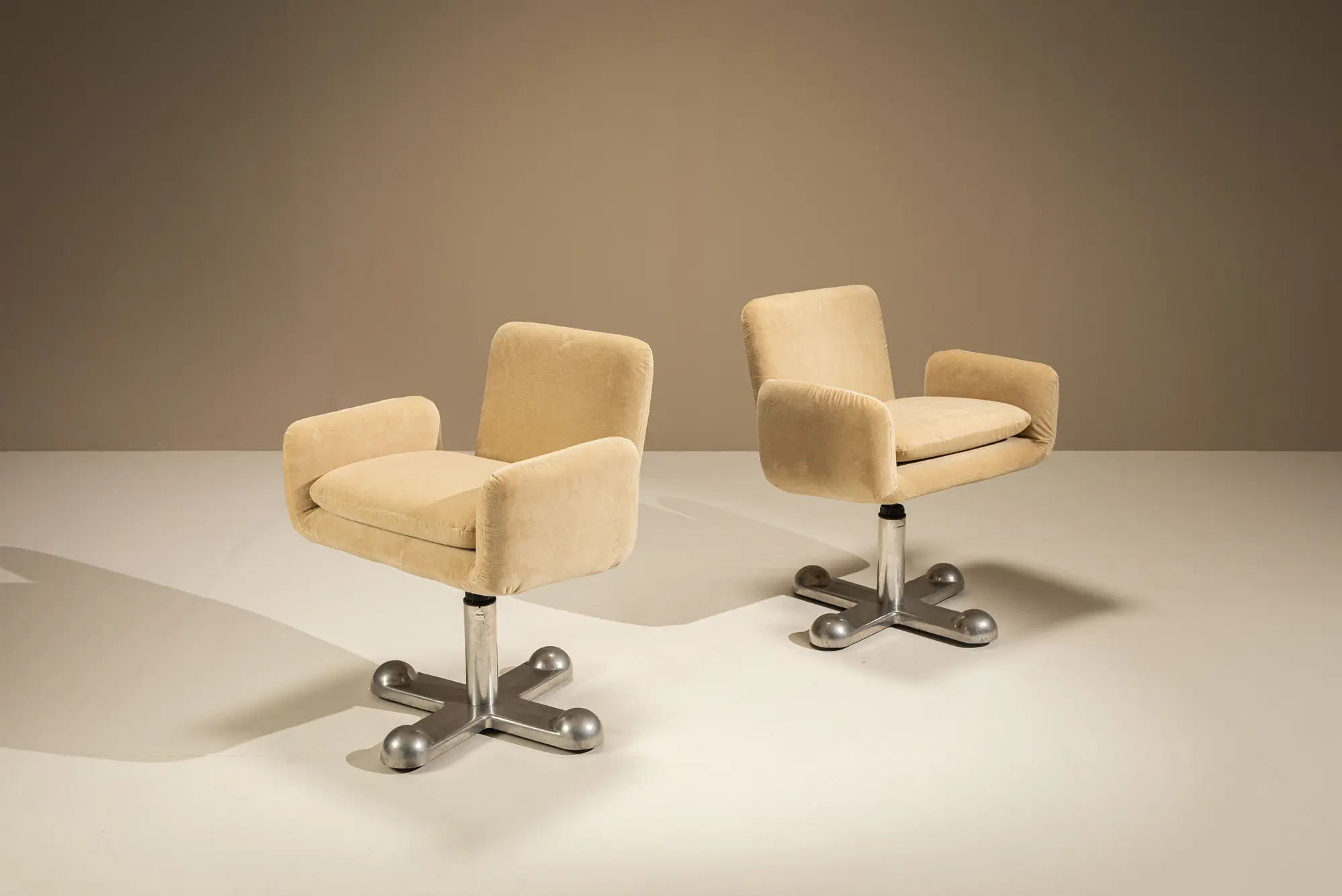 Pair of sand-coloured Planula swivel armchairs by Ettore Sottsass and Perry King on sculptural aluminium bases, Italy 1970s.