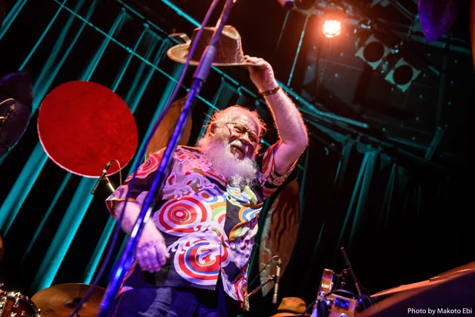 FRUE のステージにて、観客に帽子を振って応えるHermeto Pascoal