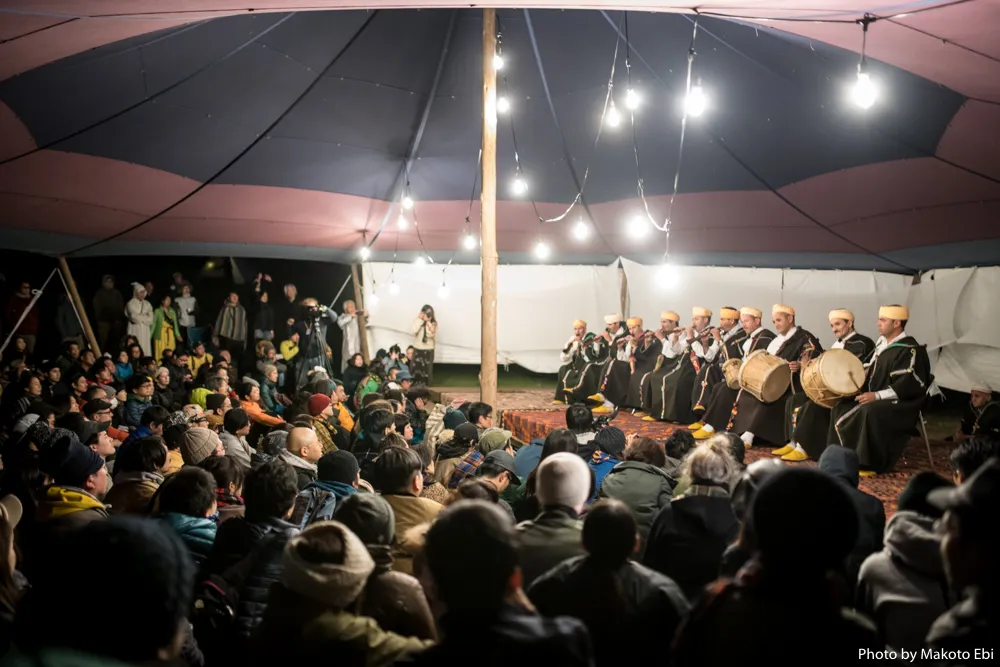 Festival de Frue のGRASS STAGEにて演奏するThe Master Musicians of Joujouka と観客