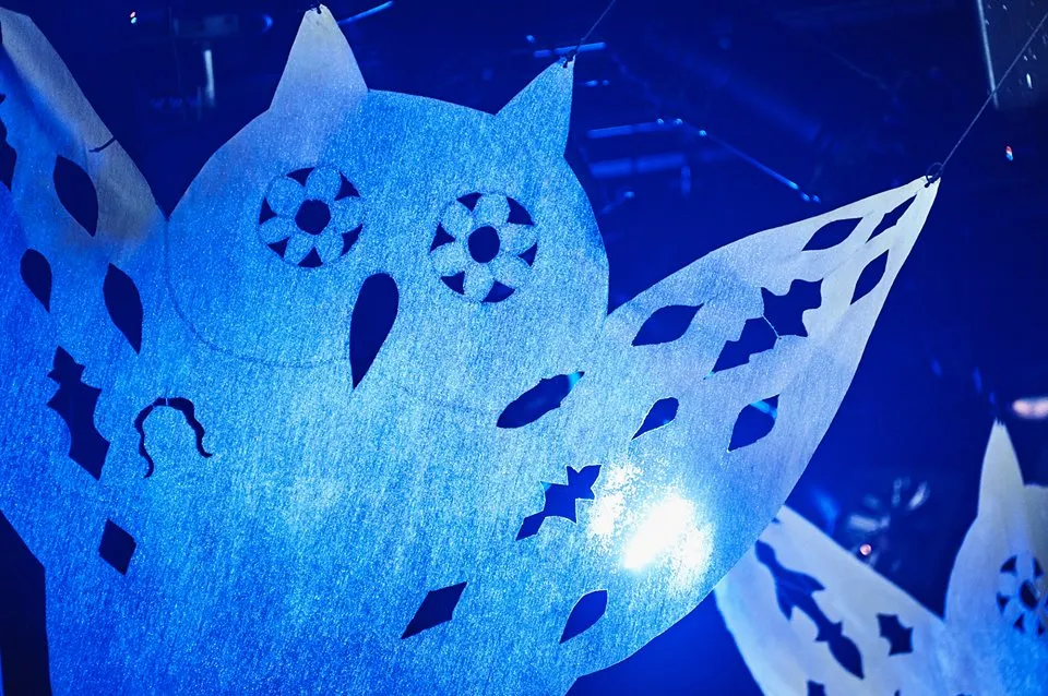 Yuriko Shimamura による New Zion Trio ライブ時の布で作った梟の吊り下げ