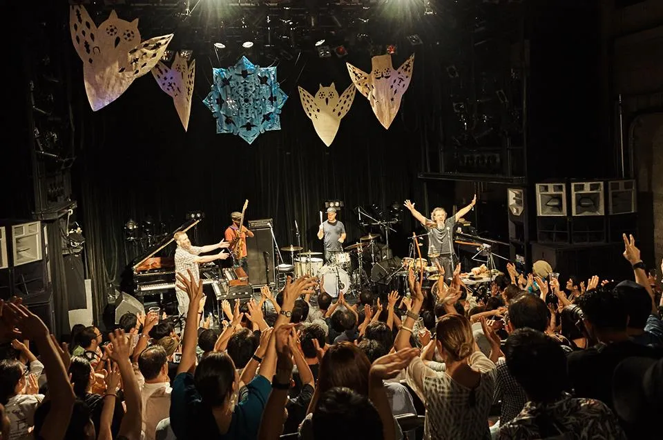 FRUE ステージにて観客に応える New Zion Trio と Cyro Baptista