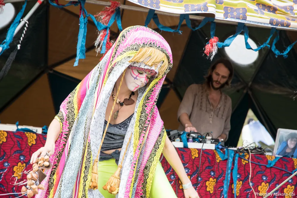 Festival de Frue の GRASS STAGE でパフォーマンス中の Voodoohop