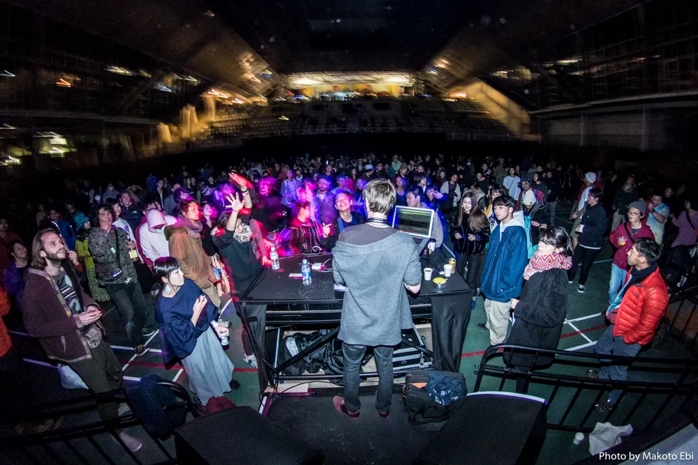 Festival de Frue の The Hall にてライブ中の Tohmash と観客