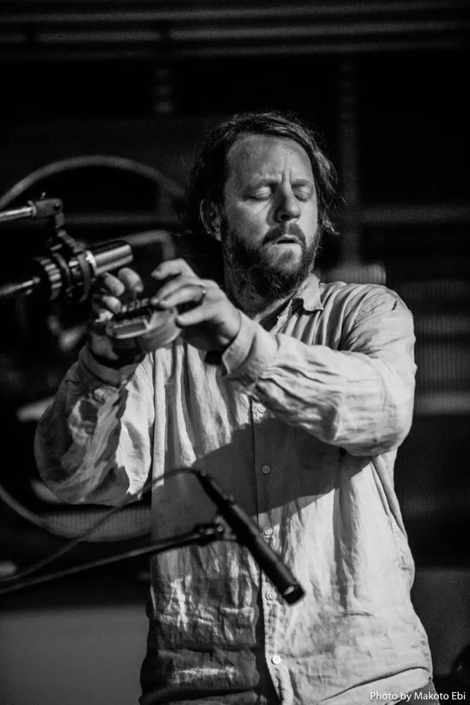 FRUE にて演奏中の Billy Martin