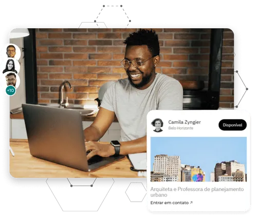Homem sorridente usando óculos sentado à mesa com laptop em ambiente interno, com sobreposição exibindo perfil profissional de Cassiana Duarte, certificada pela Mapfry